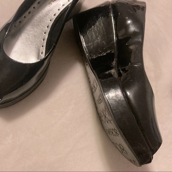 BCBG Peep Toe Wedge black Patent Leather size 7 - Picture 9 of 16